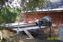 20. 9. 2009 - Izolace střešního pláště a betonáž pochůzné plochy nad skladem paliva